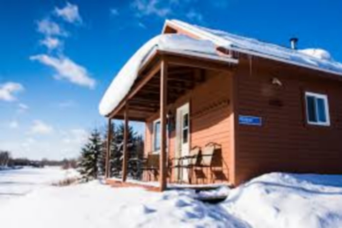 Chalet sous la neige au Canada